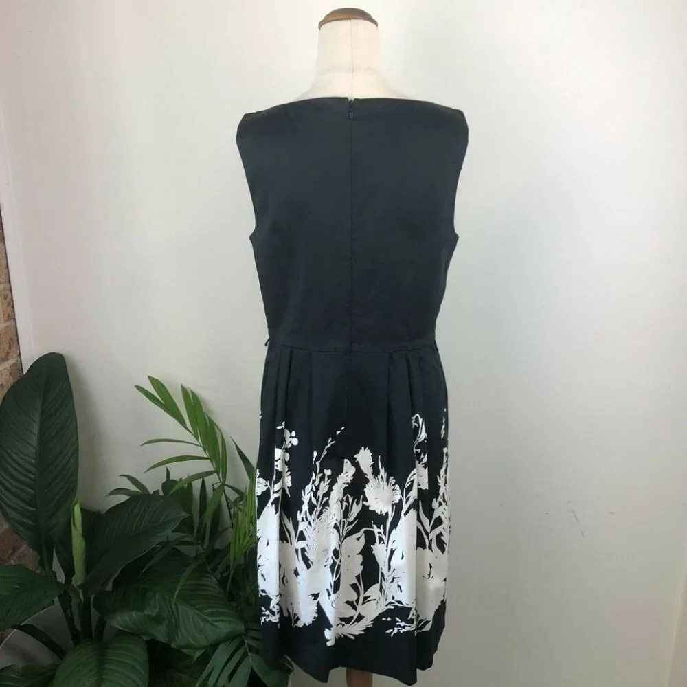 Jacqui E Black Floral Fit Flare Dress Size 12 Sleeveless Corporate Formal V Neck - Picture 4 of 7